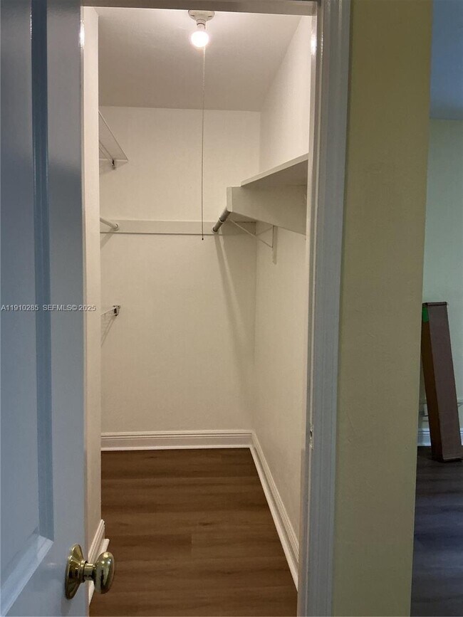 Building Photo - 1000 Renmar Dr