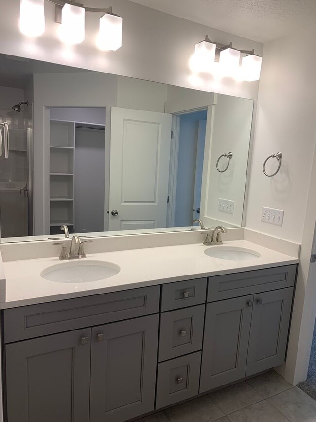 Building Photo - *ROOM ONLY* Beautiful Willow Point Townhome LOOKING FOR FEMALE ROOMMATE-ROOM AVAILABLE