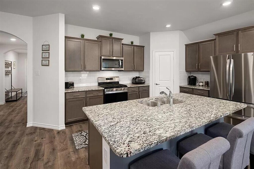 Building Photo - 604 Saddle Club Way