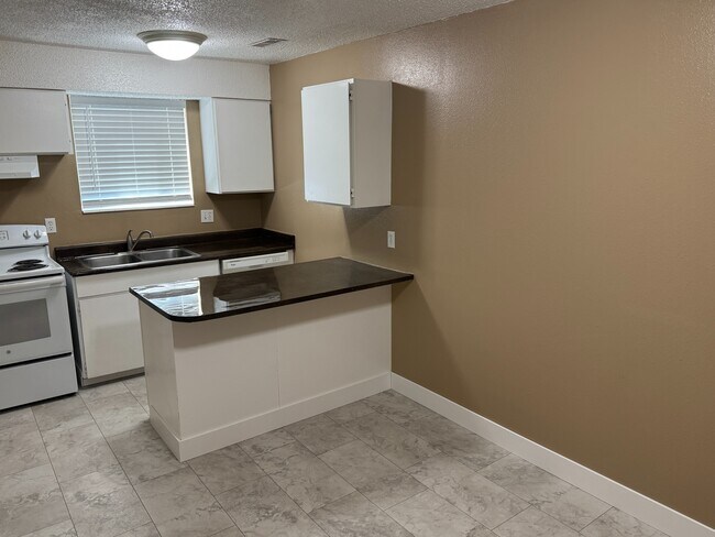 Building Photo - Magnussen Apartments