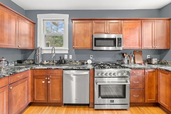 Building Photo - Walk to Hillsboro Village – 24th Ave S Gem!