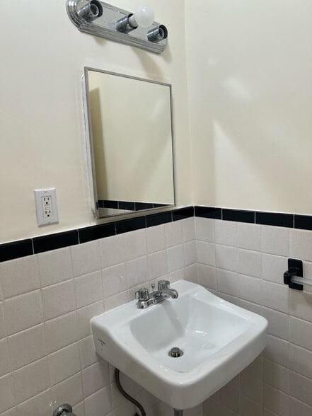 Bathroom - 553 W 148th St