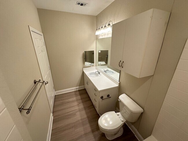 Building Photo - Spacious Downtown 1BR/1BA Condo with Pool View in Park North!!