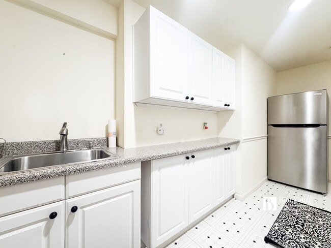 Building Photo - 1706 Poling Ave