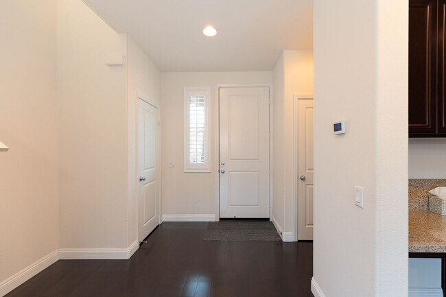 Building Photo - Beautifully Maintained 3 Bed, 2.5 Bath Home in Prime RiverPark Location