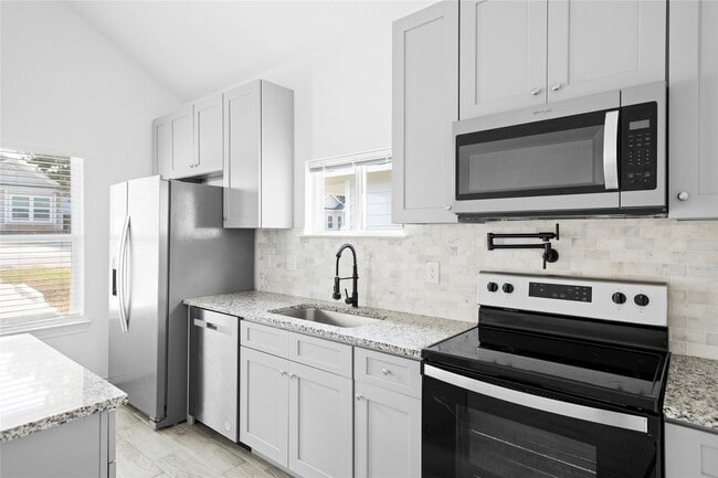 Building Photo - 16894 Balmoral St