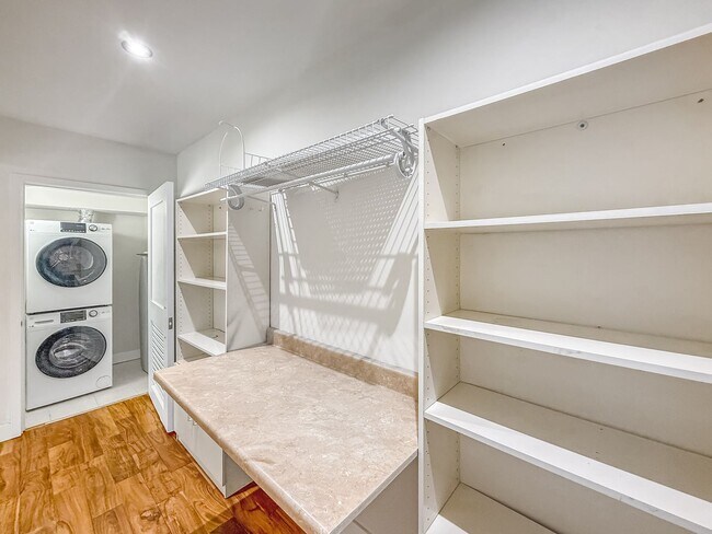 Building Photo - Stunning 2B+Den/2BA Condo in Downtown San ...