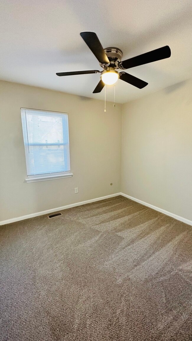 Building Photo - 3 BEDROOM END UNIT TOWNHOUSE FOR RENT IN V...