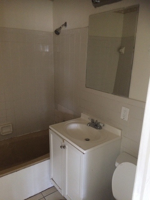 Building Photo - Large 3-2 house with  hookups for washer and dryer