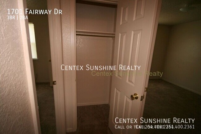 Building Photo - 1701 Fairway Dr