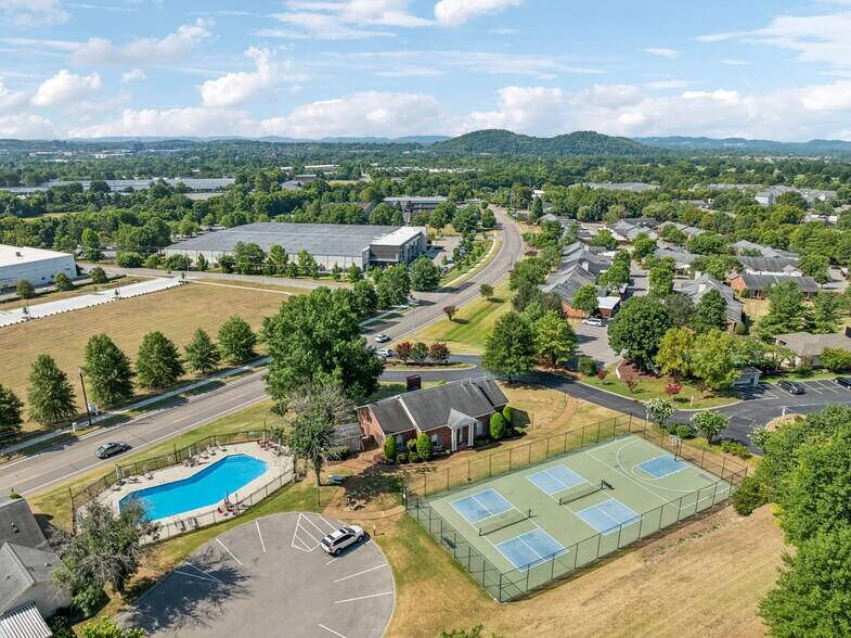 enjoy the saltwater pool - 1614 Brentwood Pointe