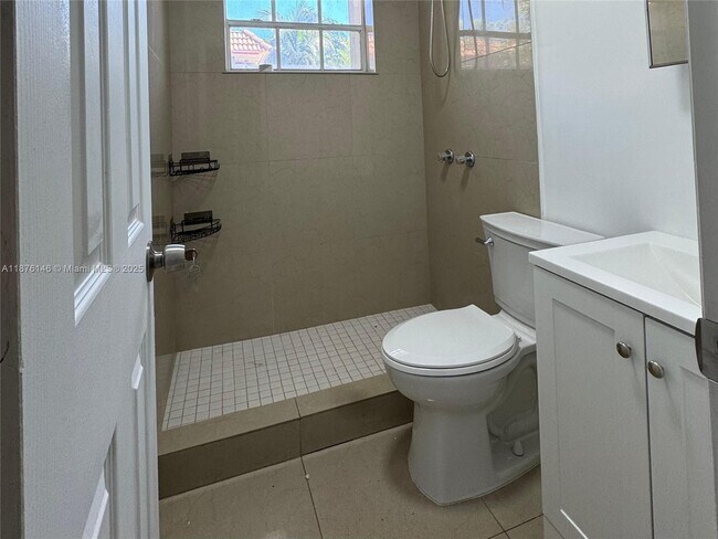 Building Photo - 713 SW 44th Ct