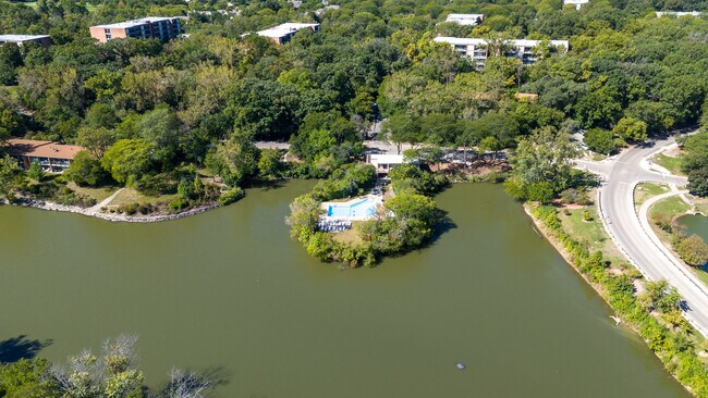 Building Photo - 5811 Oakwood Dr