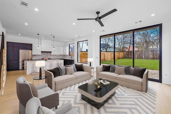 Building Photo - 1704 Kinney Ave