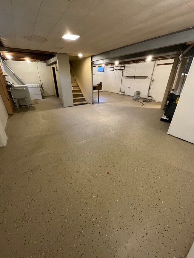 Building Photo - 1229 W Arrowhead Rd