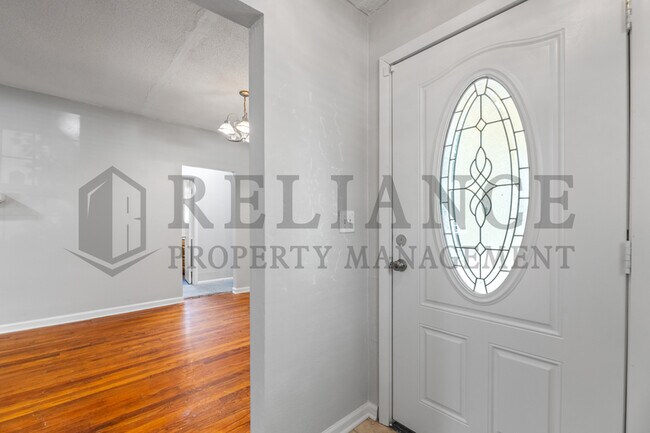 Building Photo - 418 N Florence St