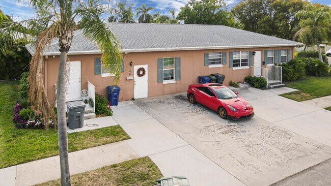 Building Photo - 137 Hawthorne Dr