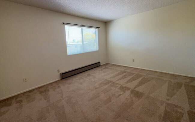 Building Photo - Large townhouse-end unit