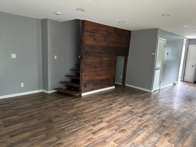 Building Photo - Discover this newly renovated 3-bedroom, 1.5-bath home in Euclid