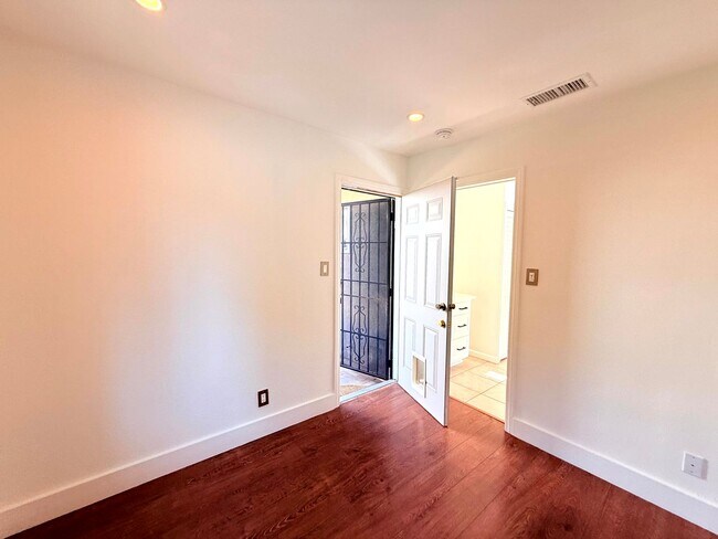 Building Photo - 4447 Lockwood Ave