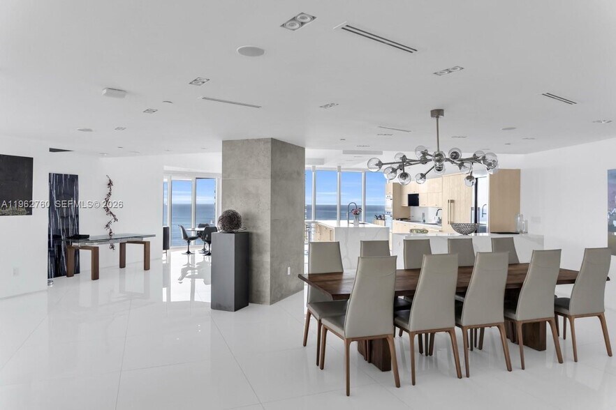 Building Photo - 300 S Pointe Dr