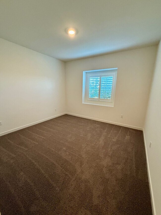 Building Photo - Beautiful 3 bedroom 2 bath w/Pool available in Orland!