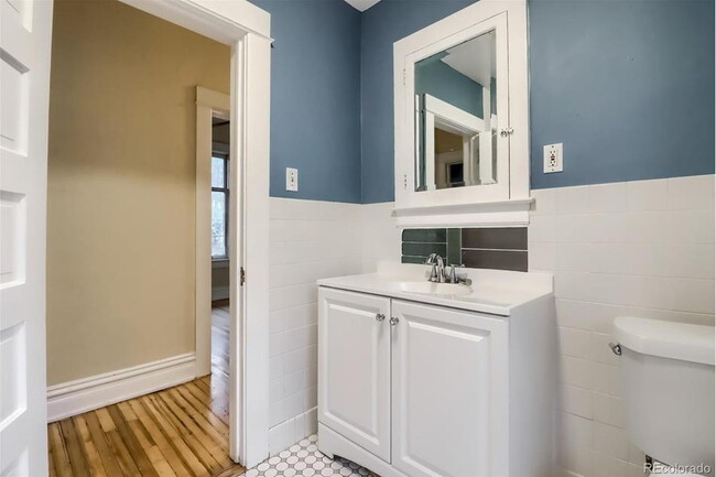 Building Photo - Charming 4 Bed, 2 Bath Town Home in Prime ...