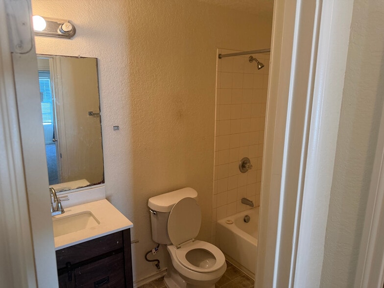 Building Photo - Room in House on Magnolia Grove