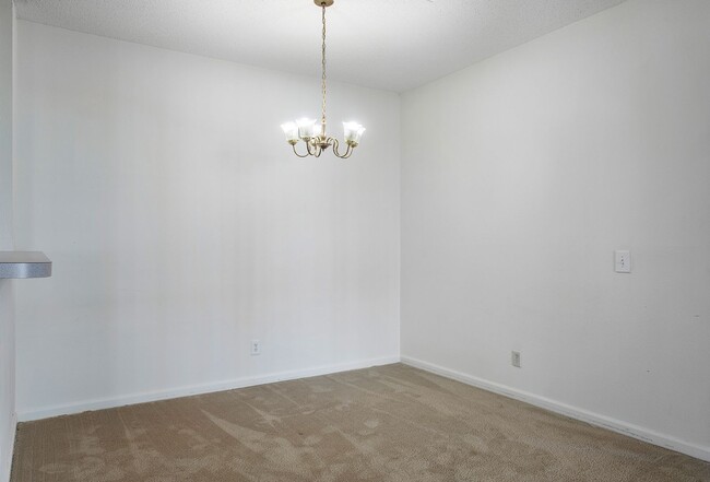 Building Photo - Spacious & Bright Condos Located in Glen A...