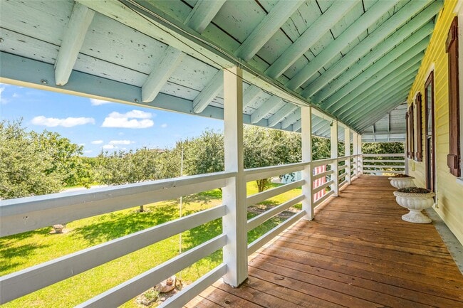 Building Photo - 813 Nelson Ave