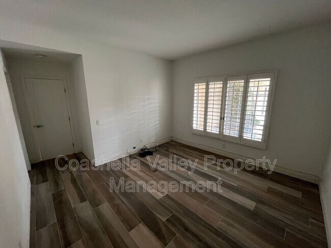Building Photo - 289 Vista Royale Cir W