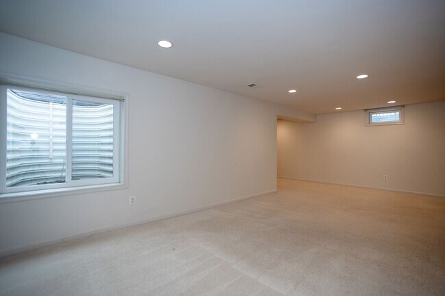 Building Photo - Spacious & Bright Home in Parks of Piedmon...