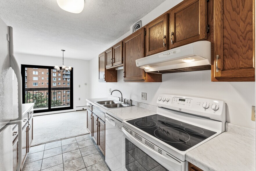 Building Photo - 6615 Lake Shore Dr S