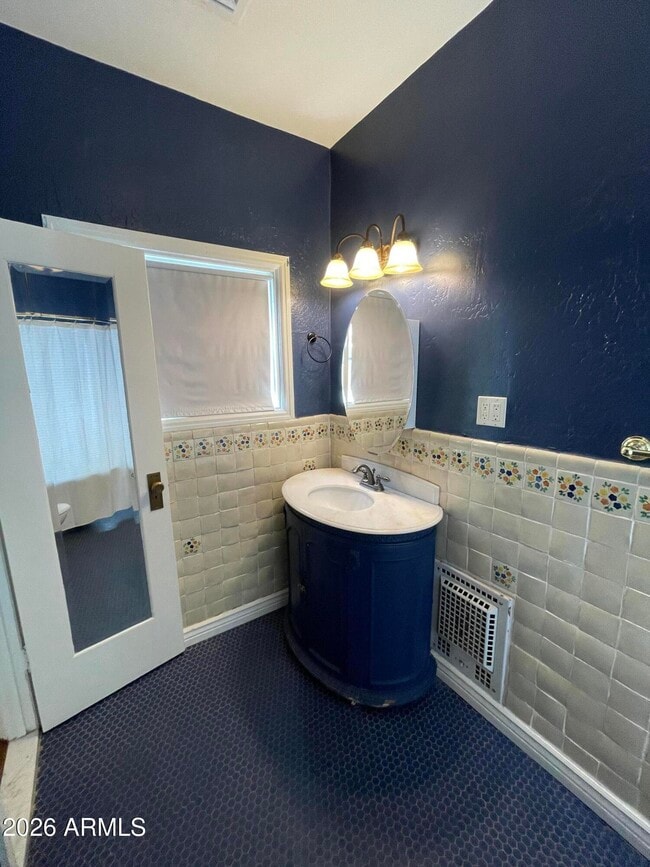 Building Photo - 2021 N Alvarado Rd