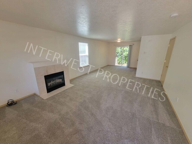 Building Photo - *1ST MONTH'S RENT FREE* 4 Bedroom Home Near Brentwood Park w/Garage, Fenced Yard & Gas Fireplace