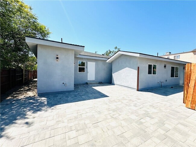 Building Photo - 11104 Oxnard St