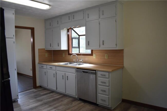 Building Photo - 2811 Pine Cone Ln