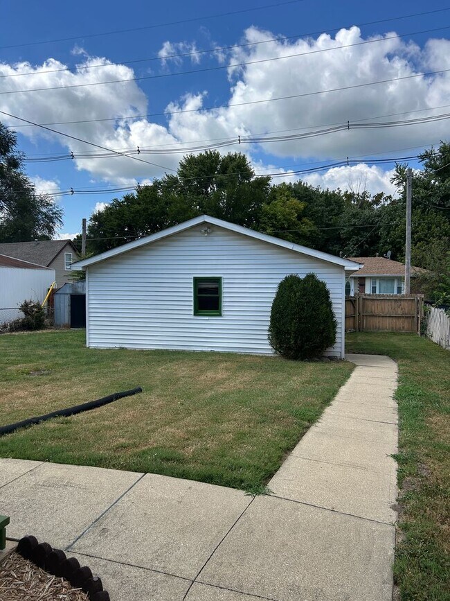 Building Photo - 613 W Clay St