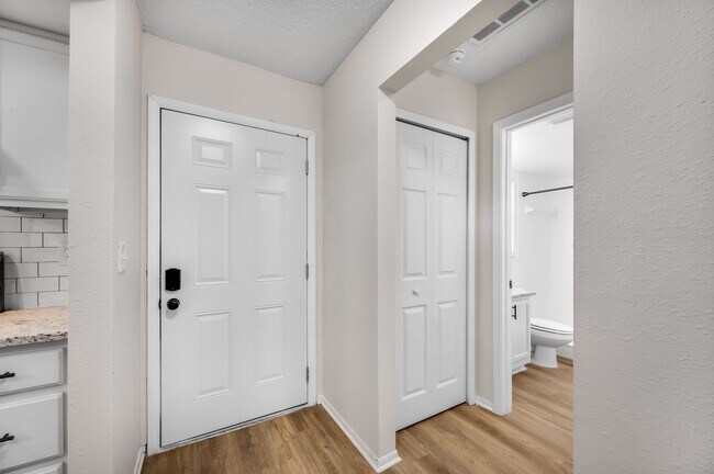 Building Photo - Renovated Apartment in the Heart of Carollwood