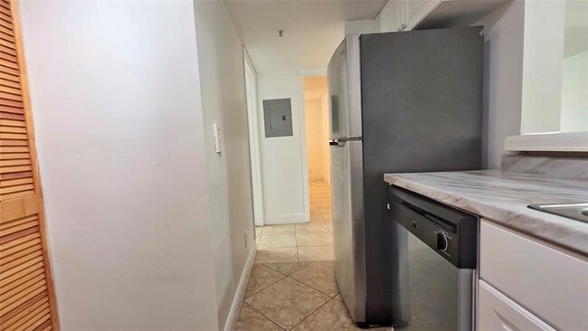 Building Photo - 1350 SE 3rd Ave