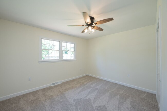 Building Photo - SPACIOUS RETREAT WITH DOWNTOWN CONVENIENCE