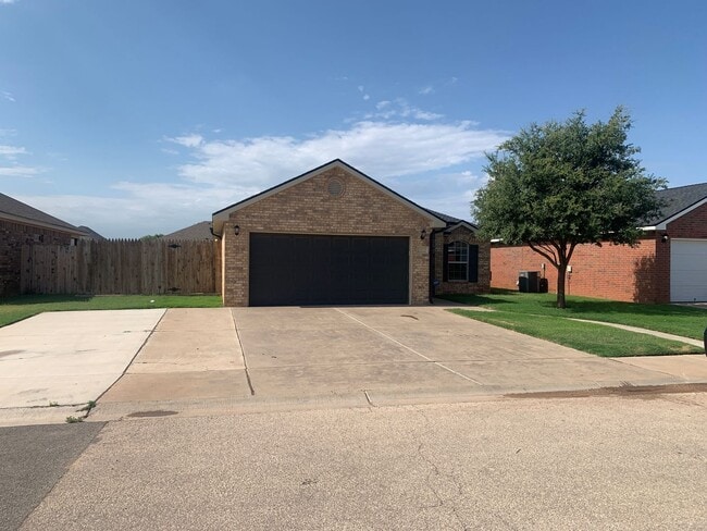 Building Photo - Available NOW! 3 Bedroom 2 bath 2 car garage in Fox Ridge!