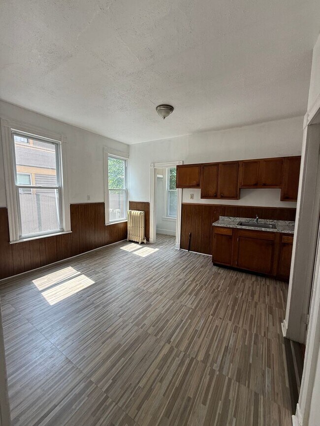 Building Photo - 870 Elm St