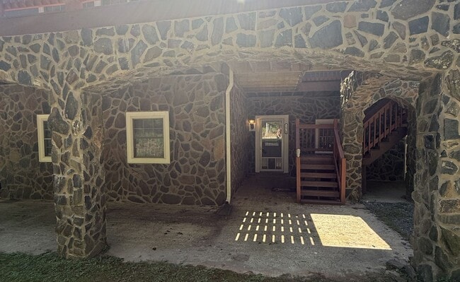 Building Photo - 167 Wagon Wheel Ln