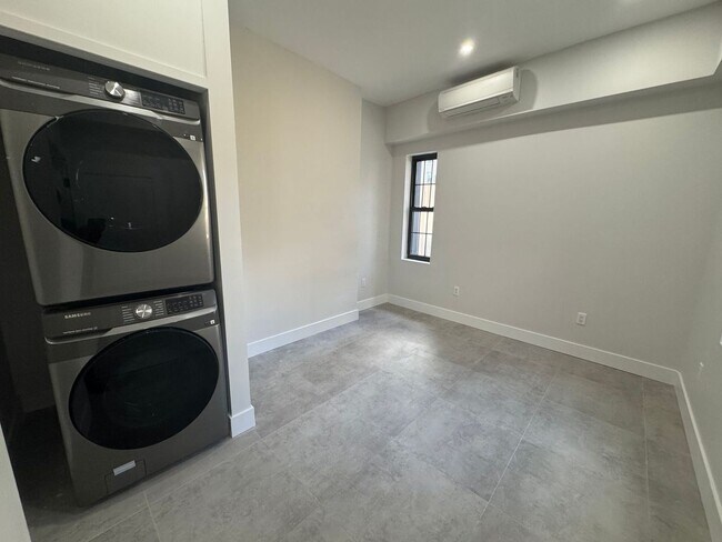 Building Photo - Real Estate Listing: Newly Renovated 2-Bed...
