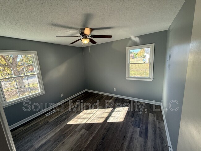 Building Photo - 105 Sycamore St