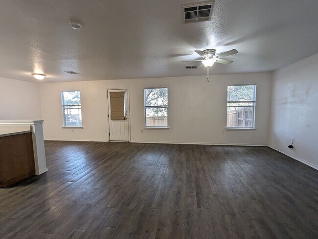 Building Photo - 3 Bed / 2 Bath Home with Private Backyard