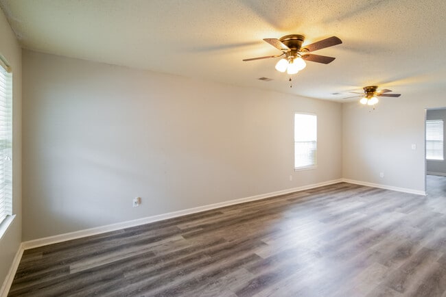 Building Photo - 121 Macallan Ct
