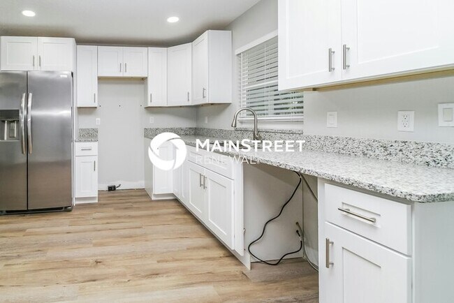 Building Photo - 3 Bedroom Pet-Friendly Home in LEESBURG, FL with Main Street Renewal