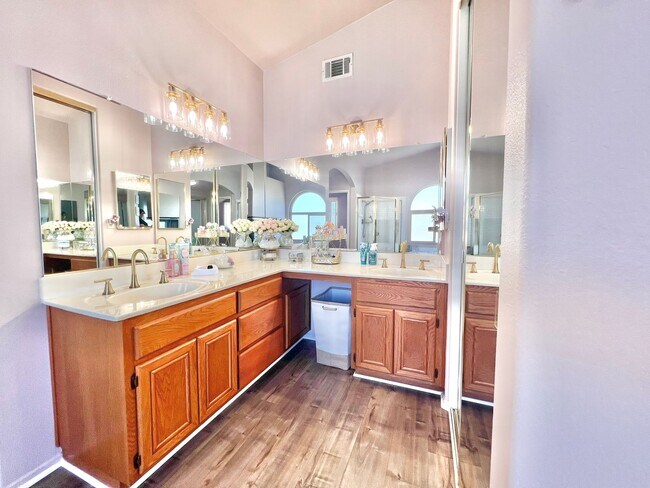 Building Photo - Spacious 5-Bed, 3-Bath Home in Rialto – Ve...